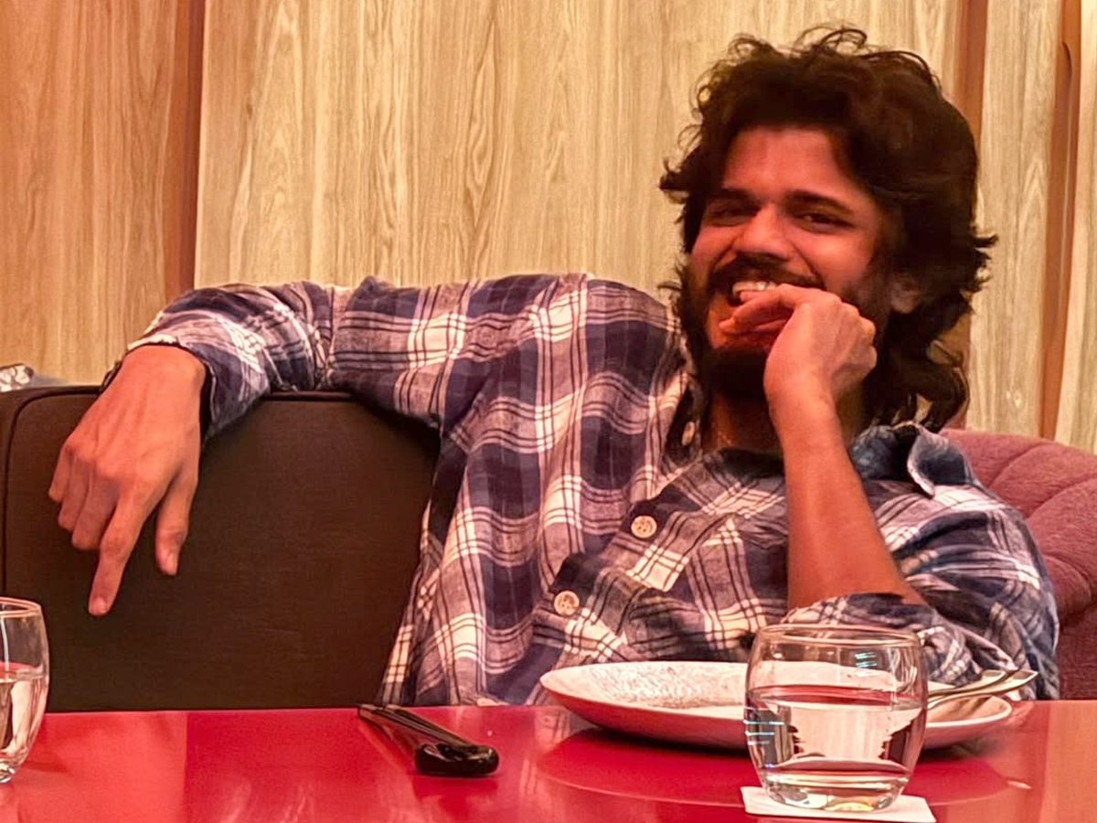 Hero_20Vijay_20Deverakonda_20Gone_20dinner_20party_20with_20family_20Photos_20_2811_29.jpg 5