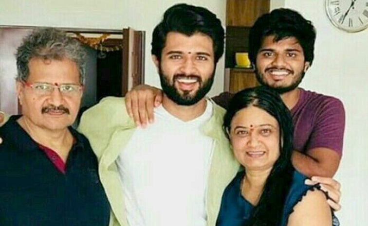 Hero_20Vijay_20Deverakonda_20Gone_20dinner_20party_20with_20family_20Photos_20_283_29.jpg 8