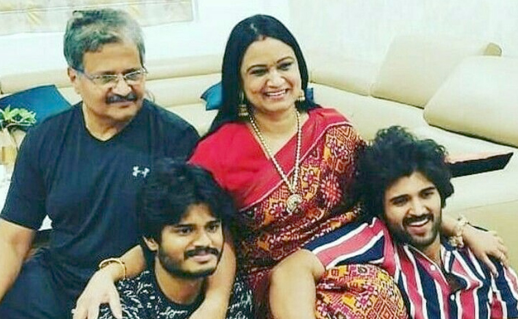 Hero_20Vijay_20Deverakonda_20Gone_20dinner_20party_20with_20family_20Photos_20_284_29.jpg 9