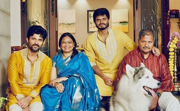 Hero_20Vijay_20Deverakonda_20Gone_20dinner_20party_20with_20family_20Photos_20_285_29.jpg 10
