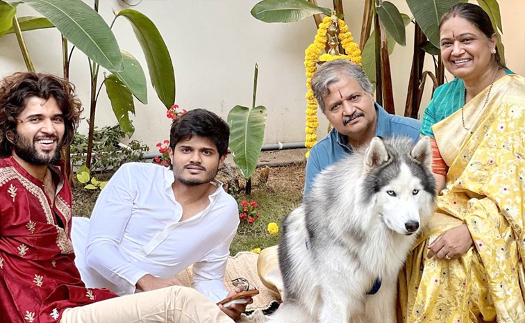 Hero_20Vijay_20Deverakonda_20Gone_20dinner_20party_20with_20family_20Photos_20_286_29.jpg 11
