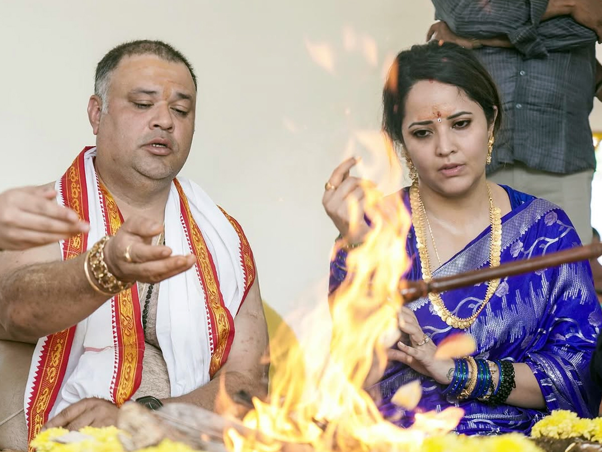 Anasuya_20new_20Home_20ceremony_20photos10.jpg 11