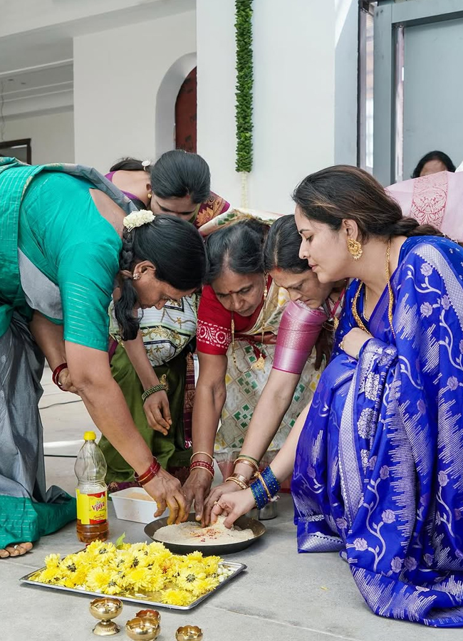 Anasuya_20new_20Home_20ceremony_20photos3.jpg 4