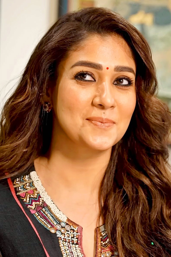 Nayanthara_20joins_20Chiranjeevi_20and_20Anil_20Ravipudis_20film_20Mega_20157_20Photos_20_282_29.jpg 4
