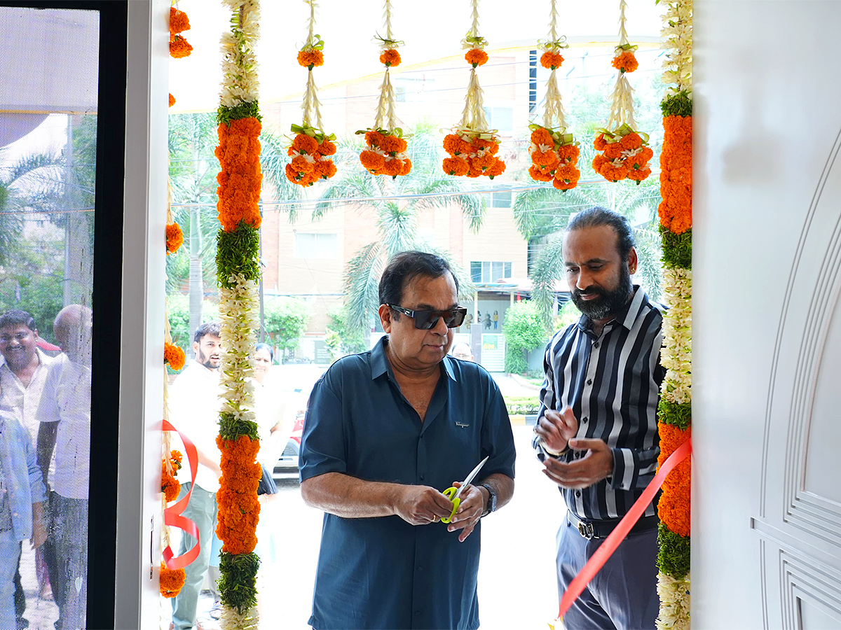 Padma_20Shri_20Brahmanandam_20Inaugurated_20Hotel_20Aho_2.jpg 2