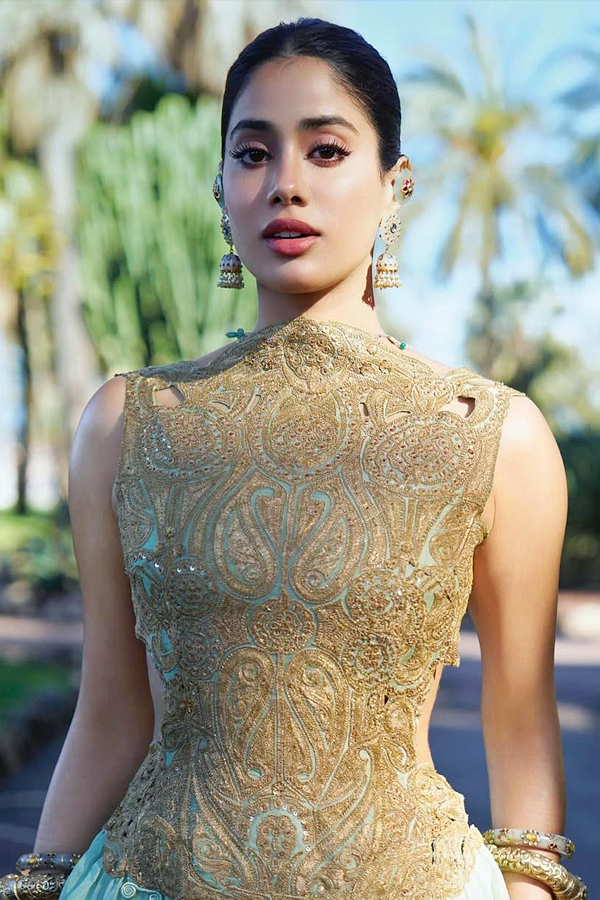 Janhvi_20Kapoor_20continues_20to_20bring_20desi_20drama_20At_20Cannes_20Film_20Festival_20in_20backless_20dress_20Photos_20_2811_29.jpg 12