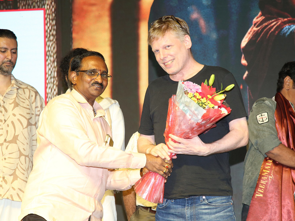 Hari_20Hara_20Veera_20Mallu_20Grand_20Press_20Meet_6.jpg 6