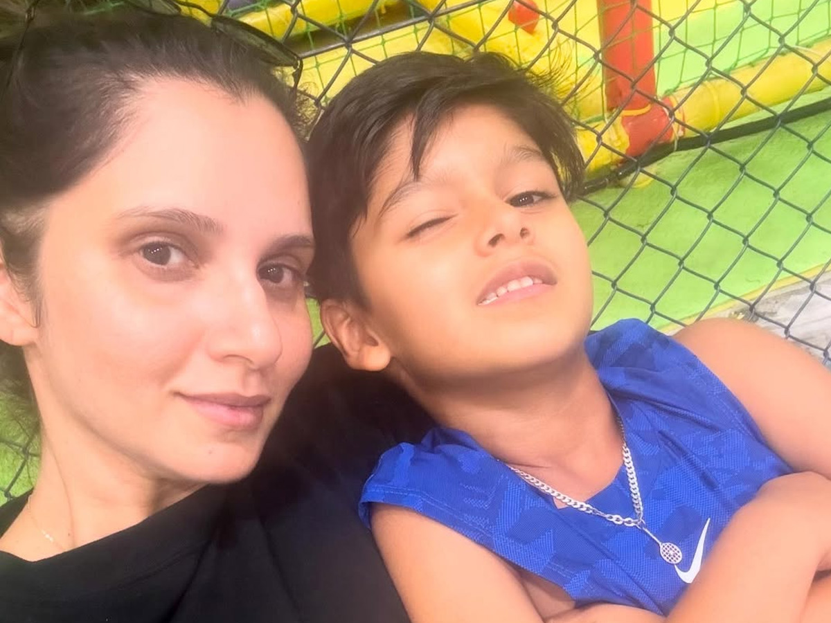 Sania_20Mirza_20cute_20moments_20with_20her_20son_20and_20sister_20Photos_20_2811_29.jpg 2