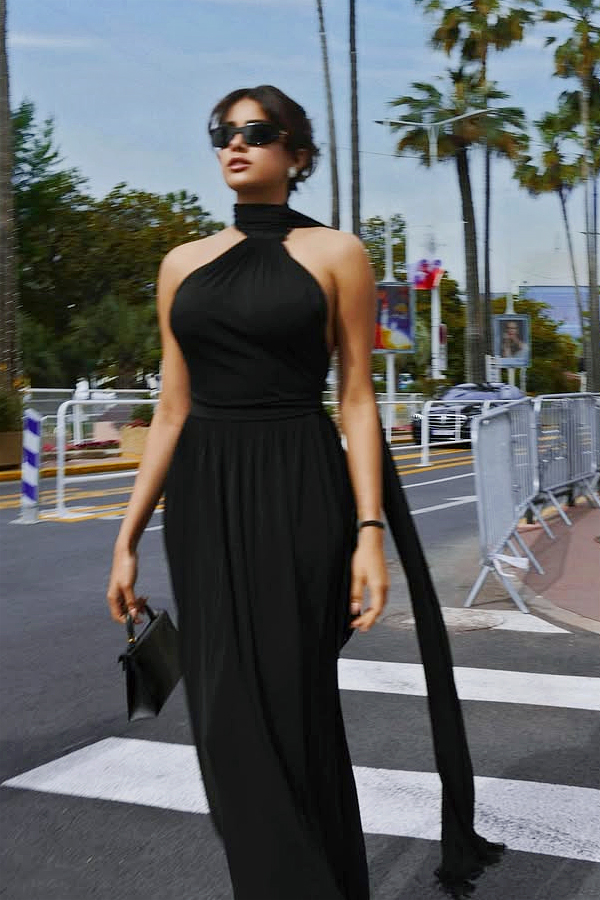 Janhvi_20Kapoor_20shares_20sweet_20moments_20from_20Cannes_20Film_20Festival_202025_20_2812_29.jpg 13