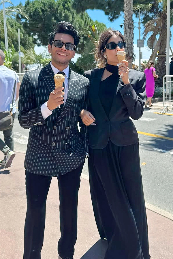 Janhvi_20Kapoor_20shares_20sweet_20moments_20from_20Cannes_20Film_20Festival_202025_20_2813_29.jpg 14