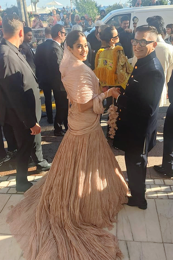 Janhvi_20Kapoor_20shares_20sweet_20moments_20from_20Cannes_20Film_20Festival_202025_20_284_29.jpg 5