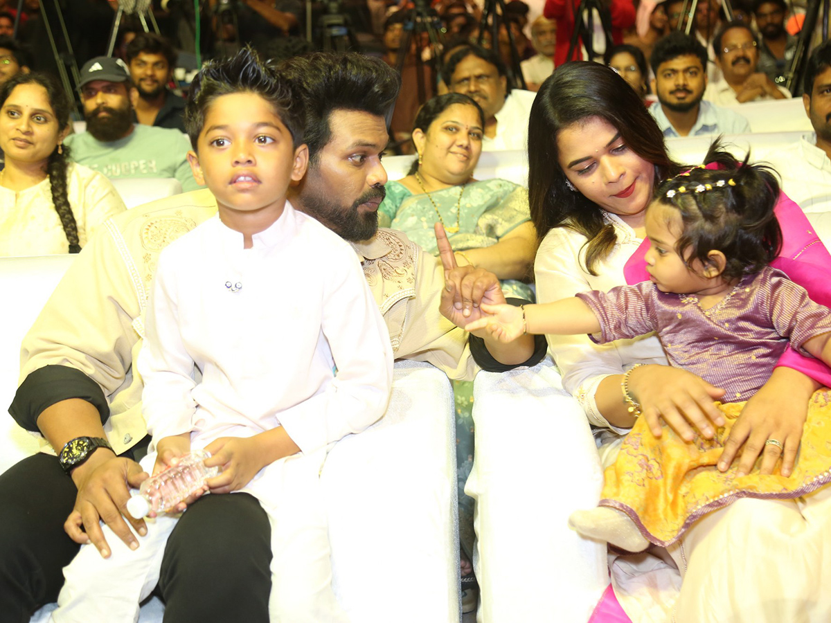 Bhairavam_20Grand_20Pre-Release_20Event_20Photos__20_285_29.jpg 5