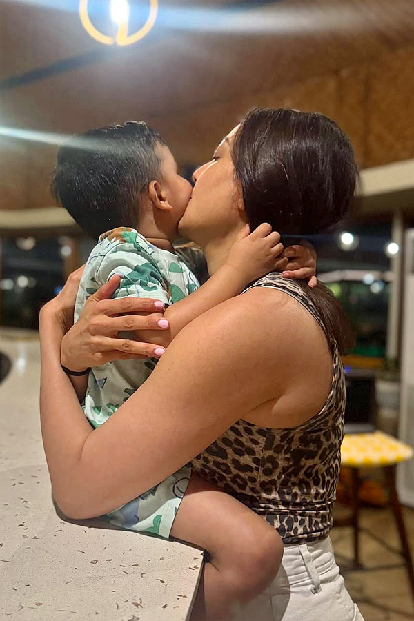 Actress_20Kajal_20Aggarwal_20cute_20moments_20With_20SOn_20Photos_20_283_29.jpg 4