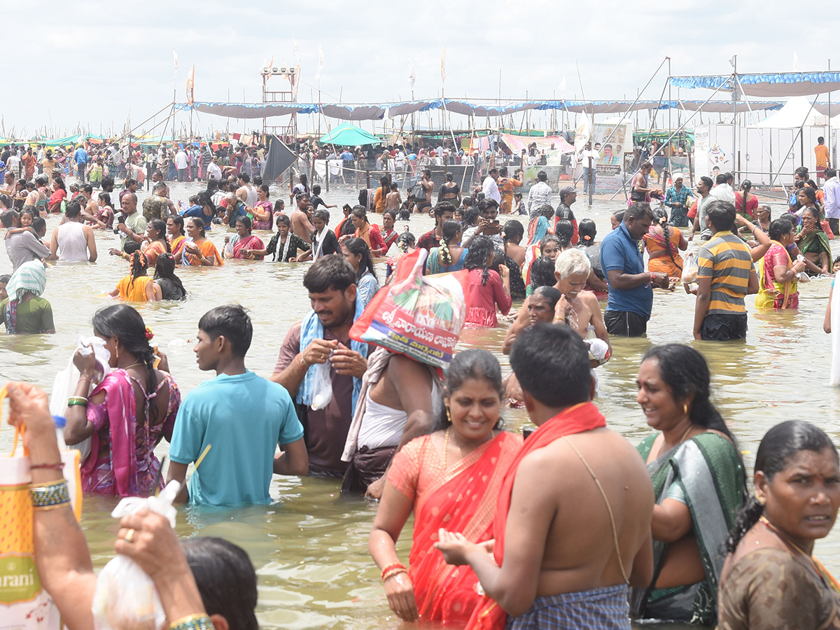 Devotees_20throng_20the_20final_20day_20of_20the_20Saraswati_20River_20Pushkaram_20Photos__20_2811_29.jpg 11