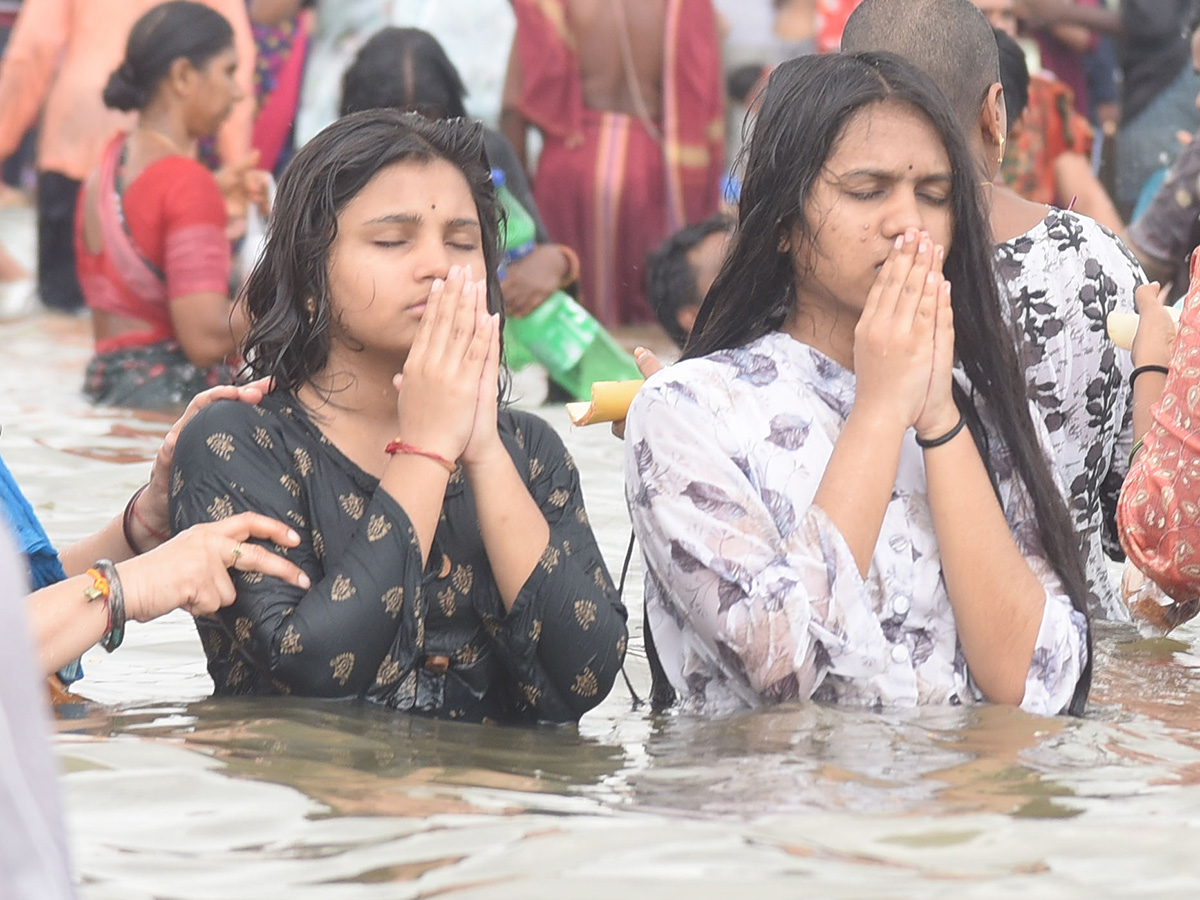 Devotees_20throng_20the_20final_20day_20of_20the_20Saraswati_20River_20Pushkaram_20Photos__20_285_29.jpg 5