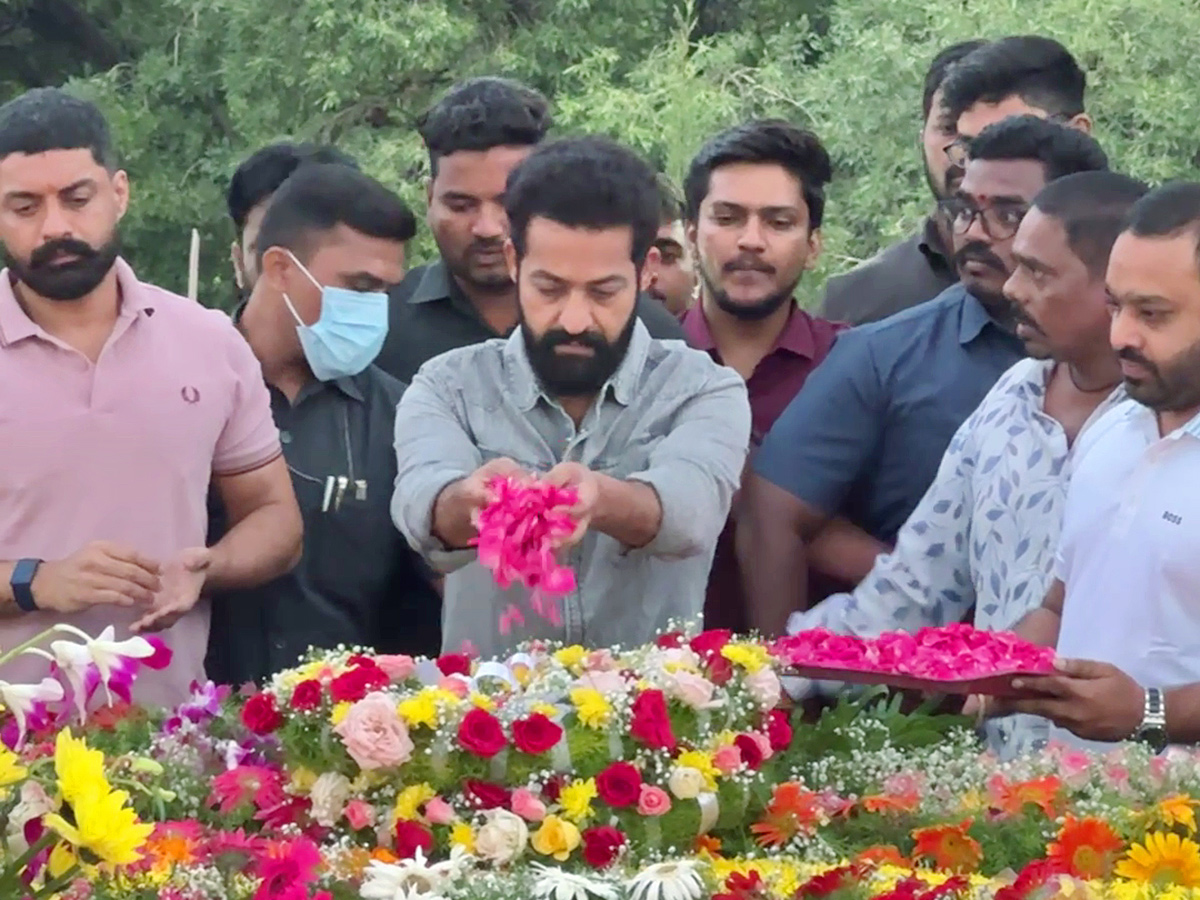 Jr-NTR-and-Kalyan-Ram-Pay-Tributes-at-NTR-Ghat-Photos_15.jpg 15