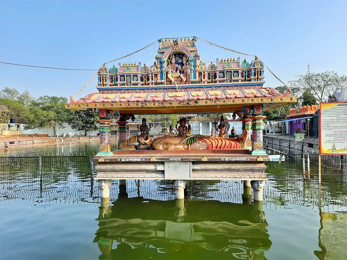 Sri_20Kukkuteswara_20Swamy_20Temple_20At_20Pitapuram_20Kakinada_20District__20_284_29.jpg 4