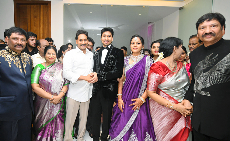 YS_20Jagan_20Attends_20Jogi_20Ramesh_20Son_20Wedding_20Reception_20Photos_20_283_29.jpg 3