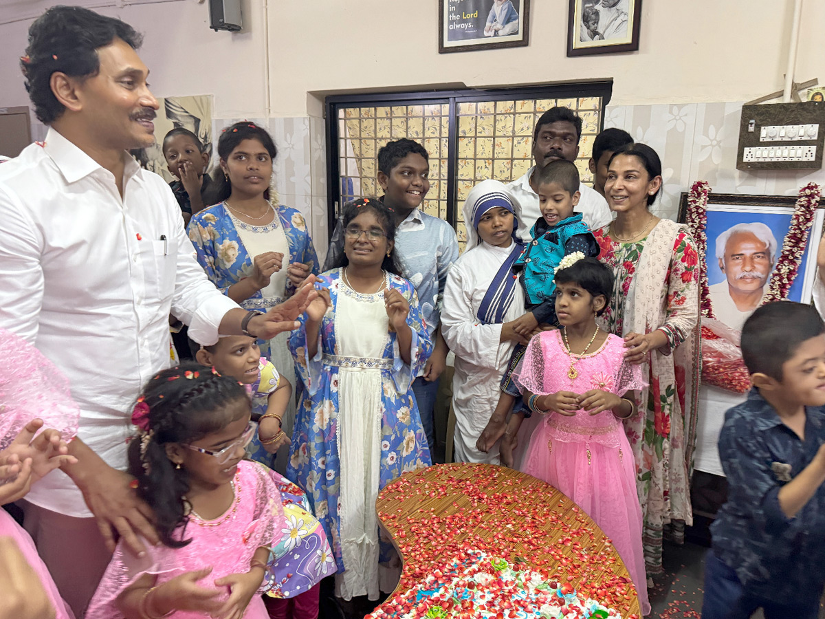 YS_20Jagan_20Family_20Participated_20In_20Raja_20Reddy_20Jayanthi_20Celebrations_20Photos_20_2811_29.jpg 1