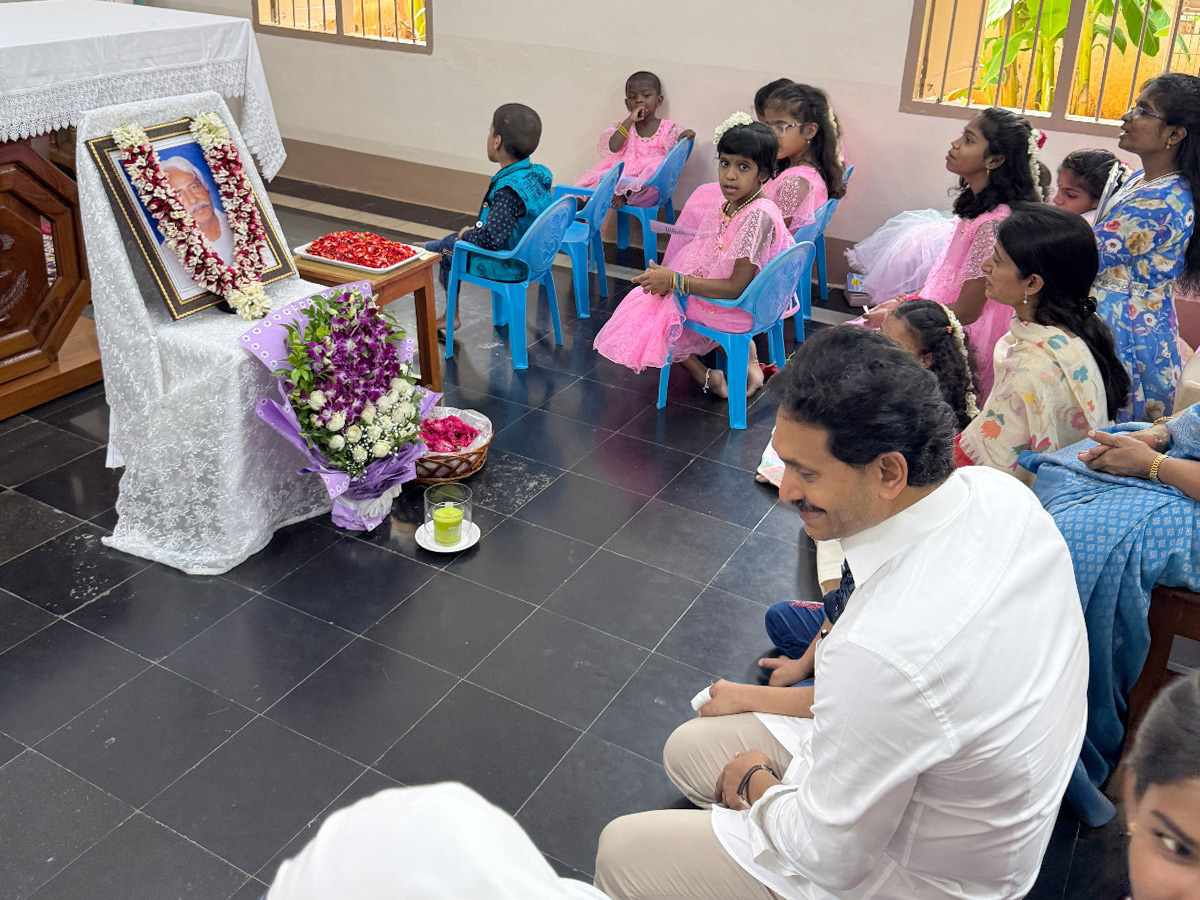 YS_20Jagan_20Family_20Participated_20In_20Raja_20Reddy_20Jayanthi_20Celebrations_20Photos_20_282_29.jpg 3