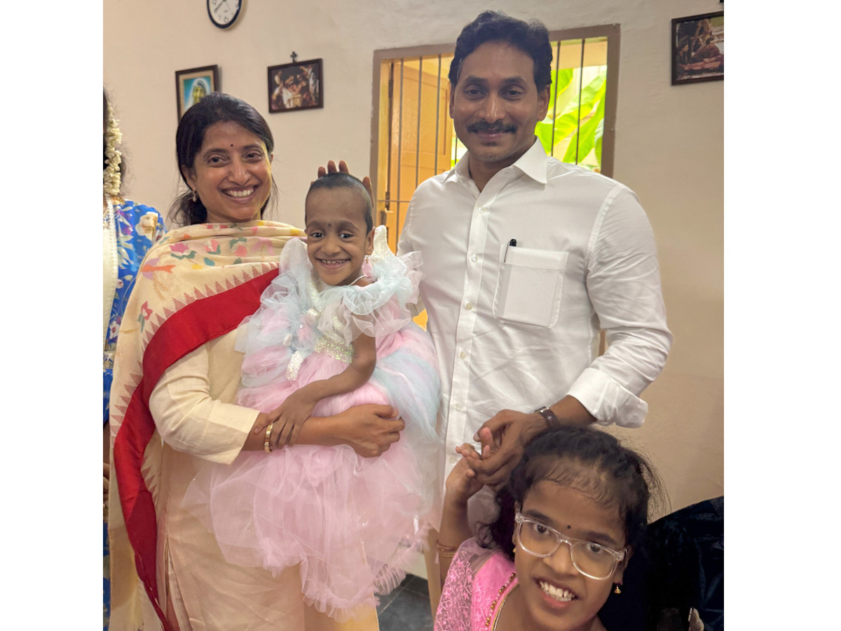 YS_20Jagan_20Family_20Participated_20In_20Raja_20Reddy_20Jayanthi_20Celebrations_20Photos_20_285_29.jpg 6