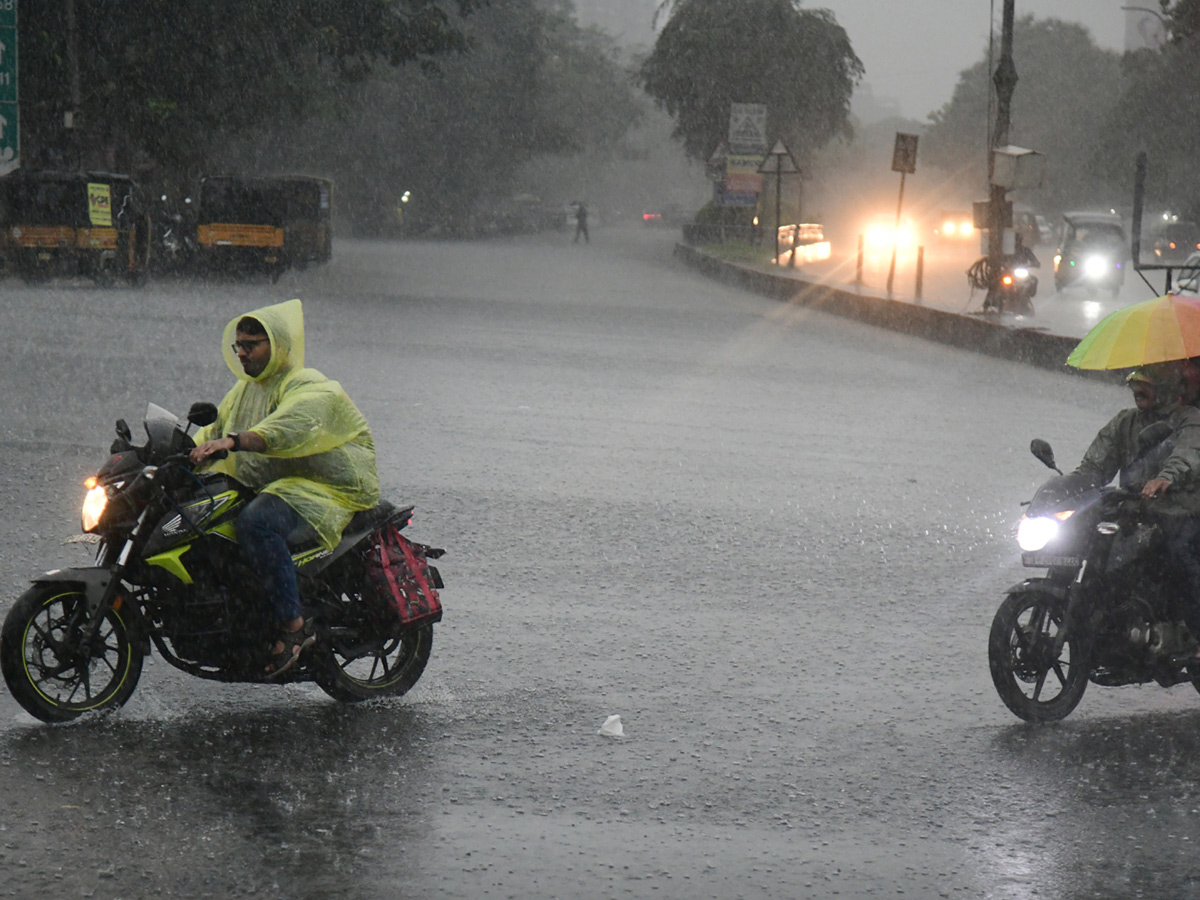 Heavy_20Rain_20in_20Visakhapatnam_20And_20Vijayawada_20Photos__20_2812_29.jpg 12