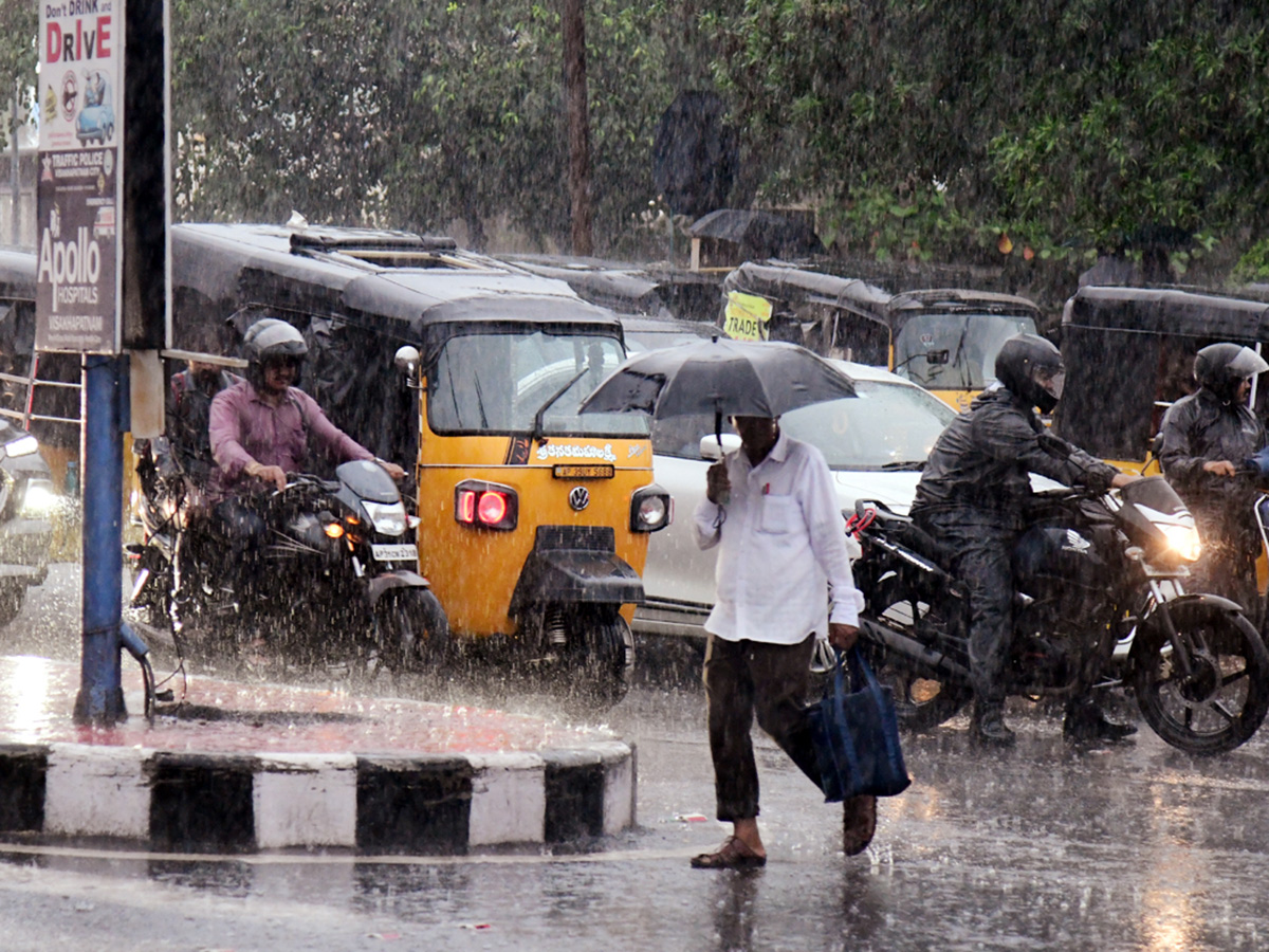 Heavy_20Rain_20in_20Visakhapatnam_20And_20Vijayawada_20Photos__20_2813_29.jpg 13