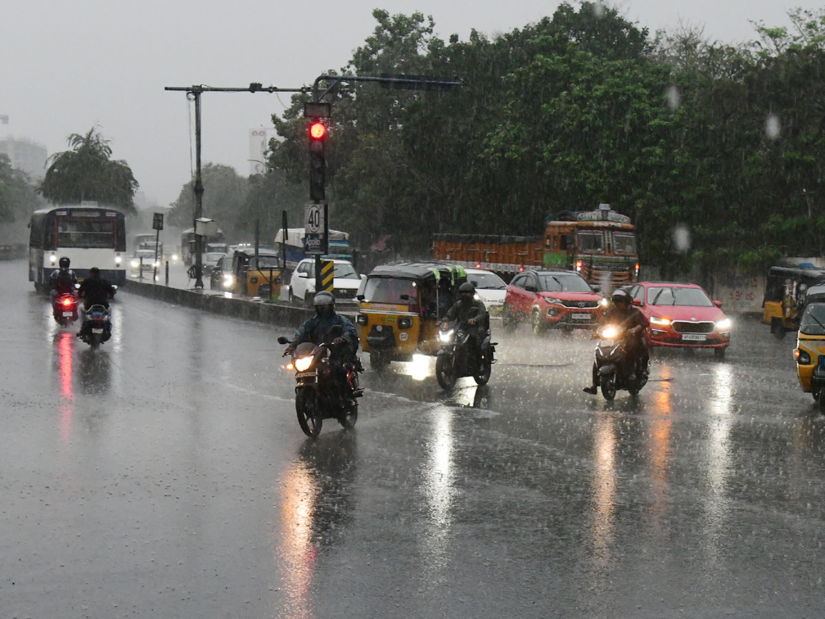 Heavy_20Rain_20in_20Visakhapatnam_20And_20Vijayawada_20Photos__20_2815_29.jpg 15