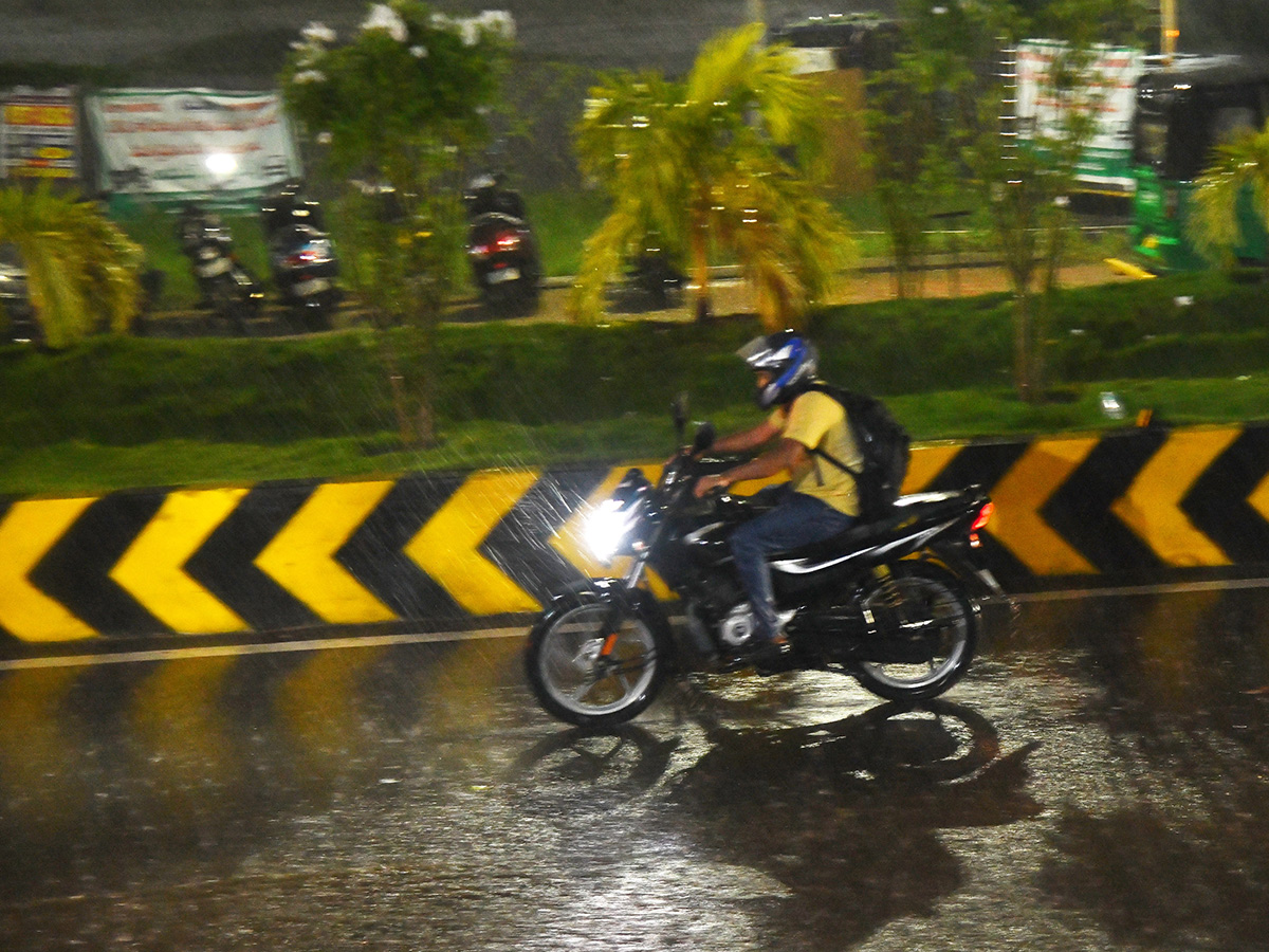 Heavy_20Rain_20in_20Visakhapatnam_20And_20Vijayawada_20Photos__20_2817_29.jpg 17