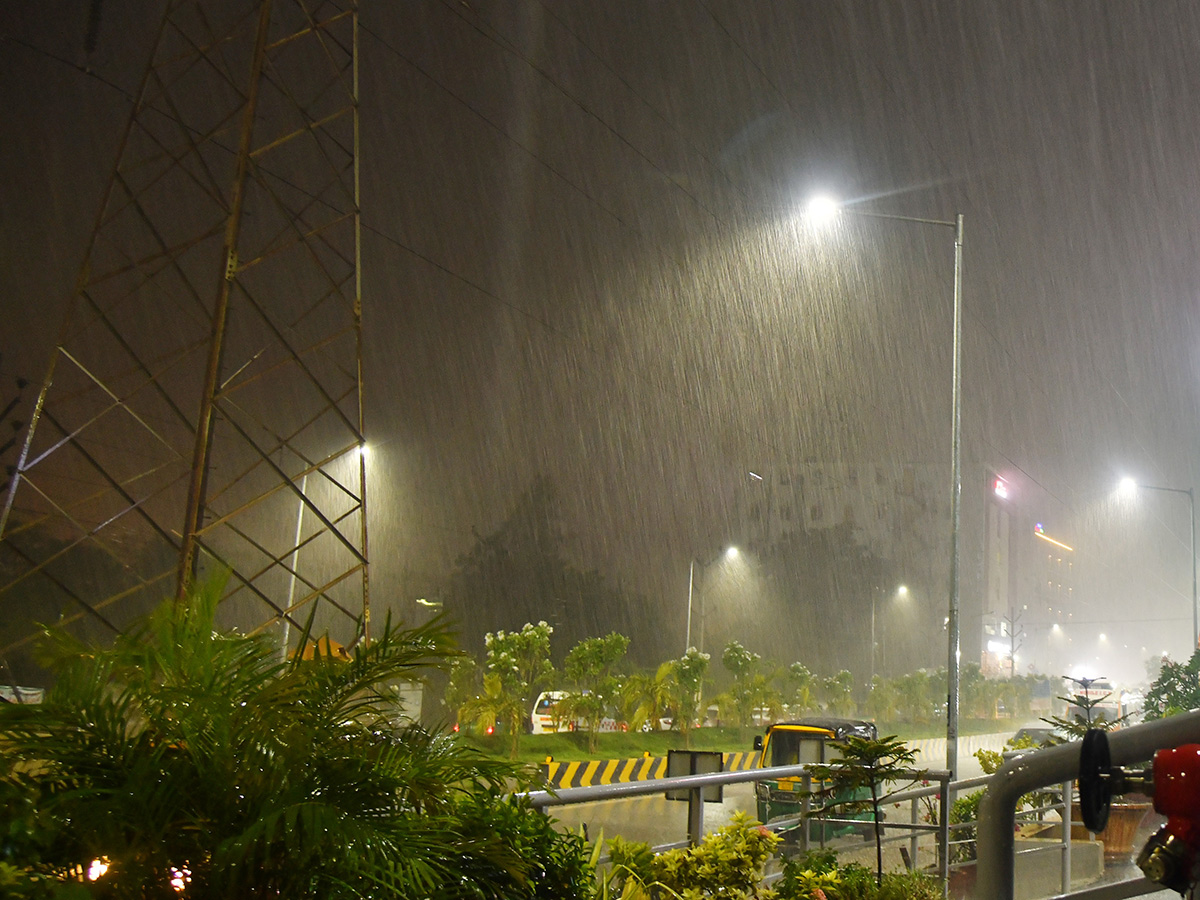 Heavy_20Rain_20in_20Visakhapatnam_20And_20Vijayawada_20Photos__20_2818_29.jpg 18