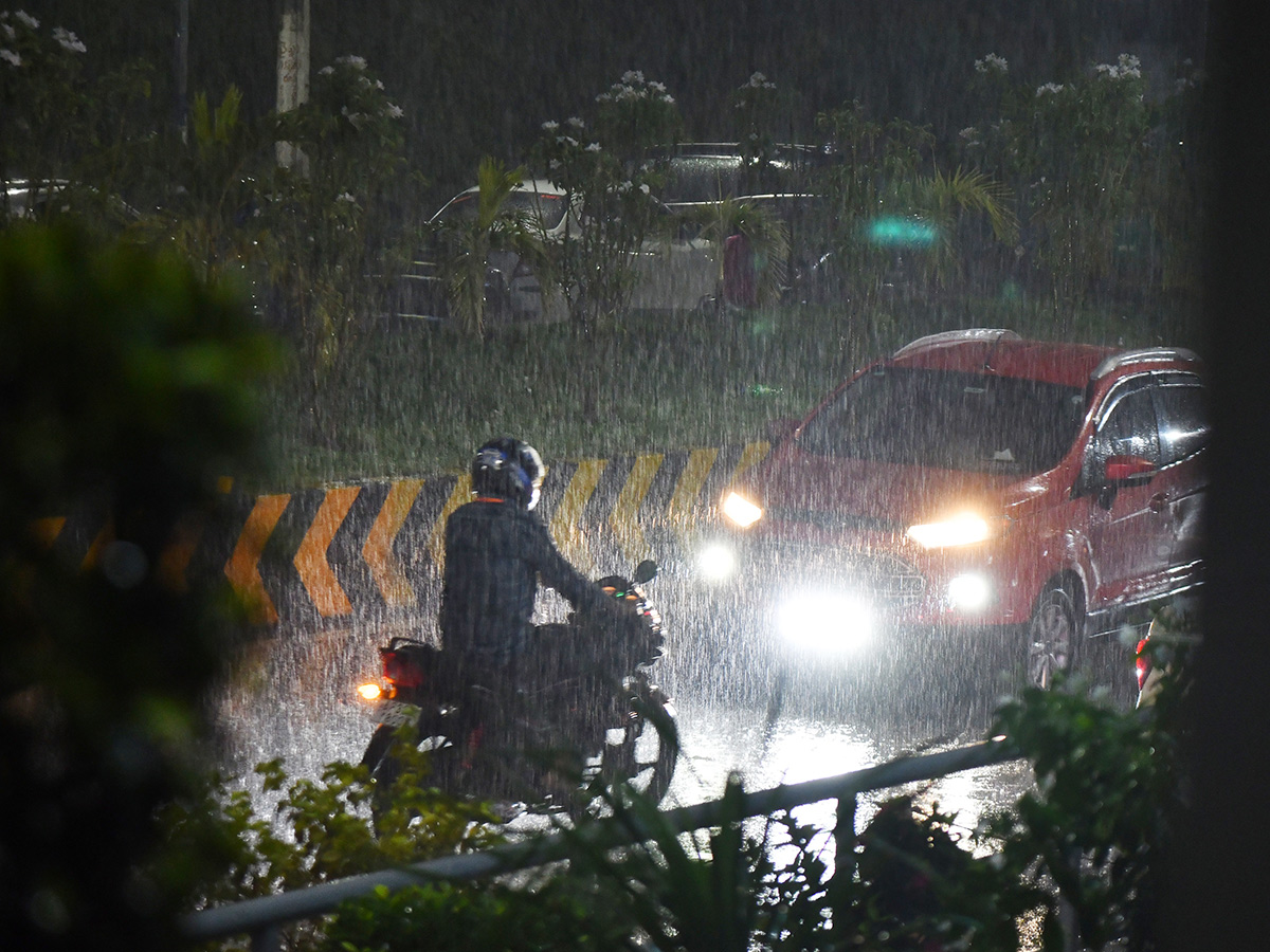 Heavy_20Rain_20in_20Visakhapatnam_20And_20Vijayawada_20Photos__20_2819_29.jpg 19