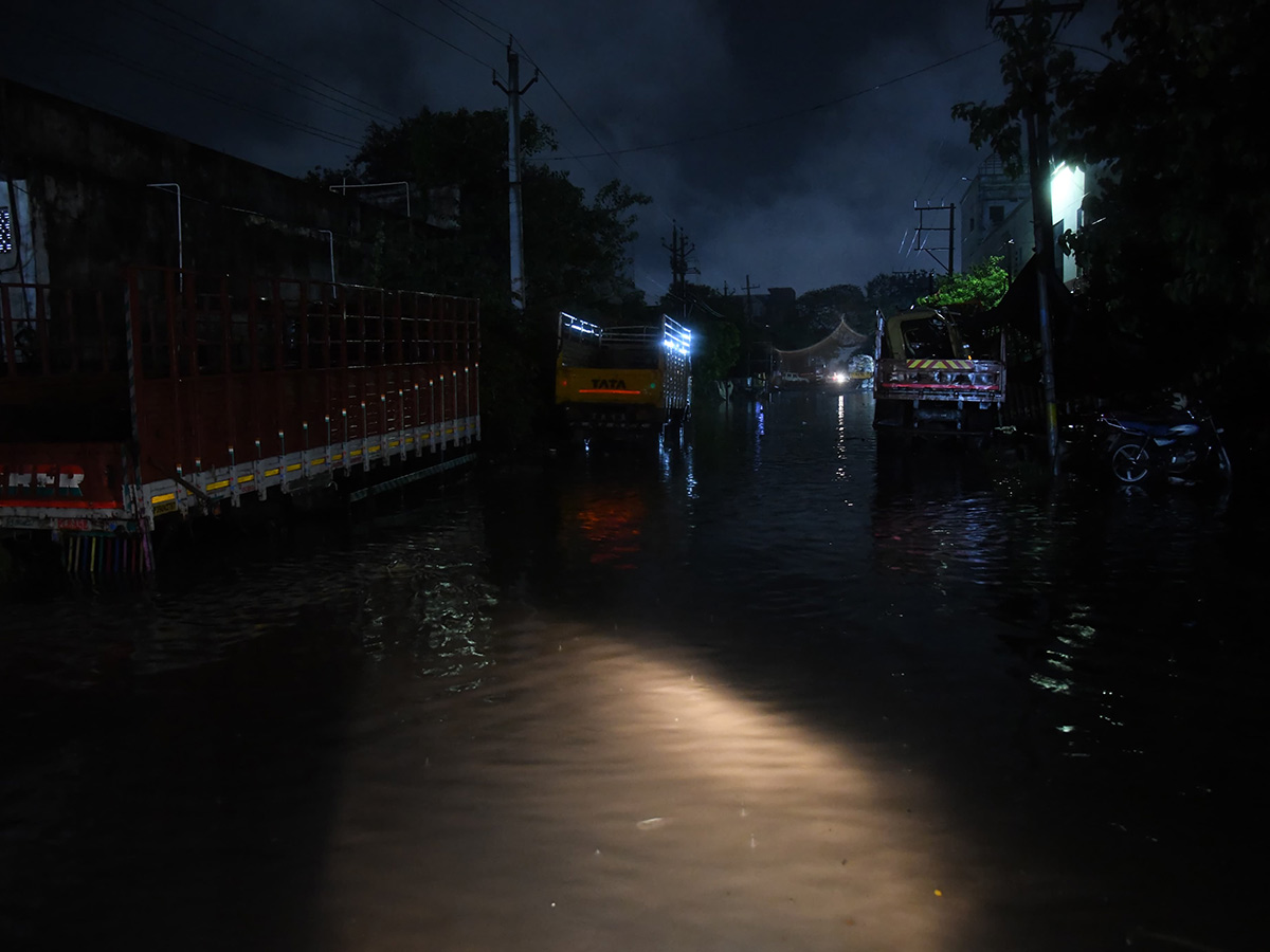 Heavy_20Rain_20in_20Visakhapatnam_20And_20Vijayawada_20Photos__20_2821_29.jpg 21