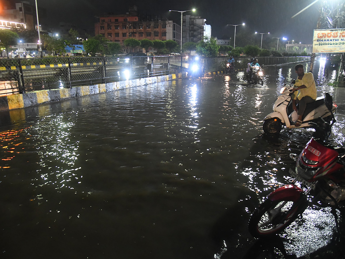 Heavy_20Rain_20in_20Visakhapatnam_20And_20Vijayawada_20Photos__20_2823_29.jpg 23
