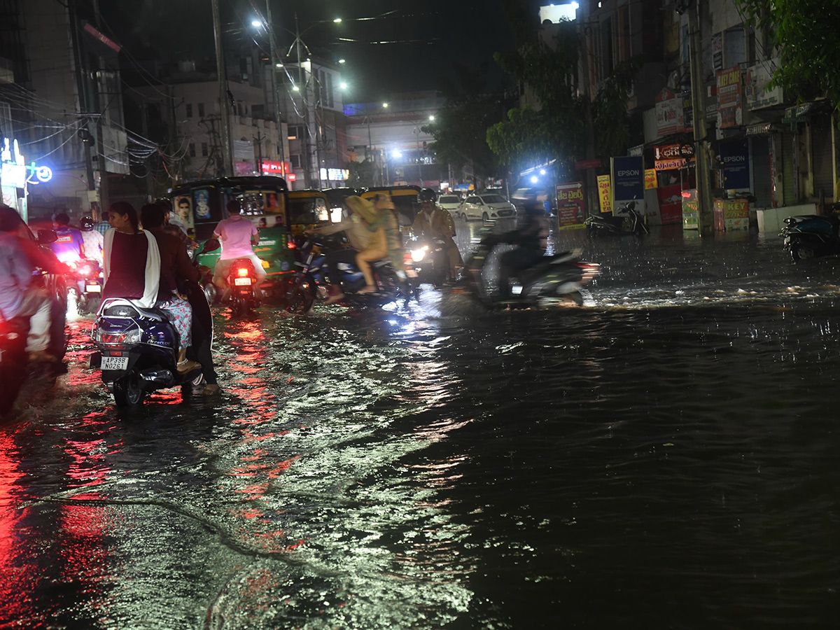 Heavy_20Rain_20in_20Visakhapatnam_20And_20Vijayawada_20Photos__20_2825_29.jpg 25