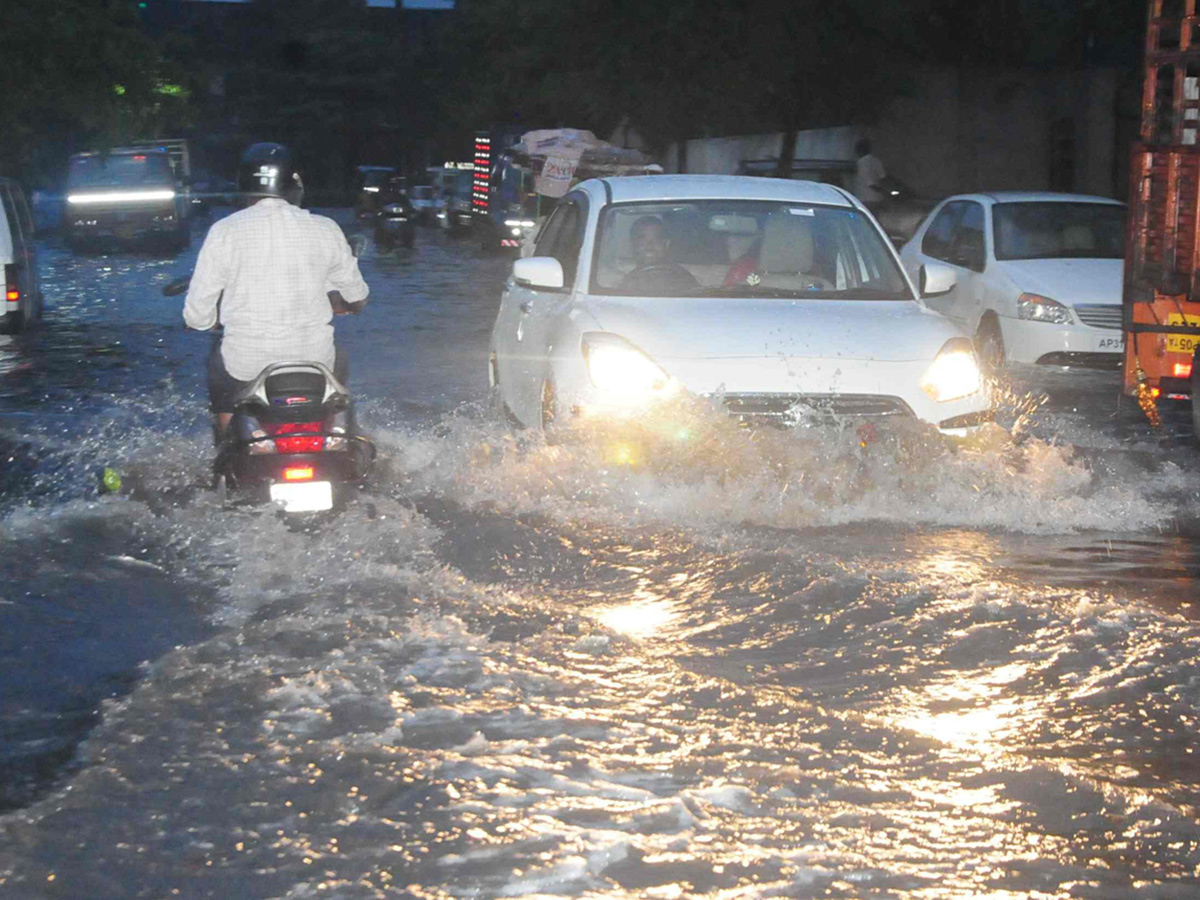 Heavy_20Rain_20in_20Visakhapatnam_20And_20Vijayawada_20Photos__20_283_29.jpg 3