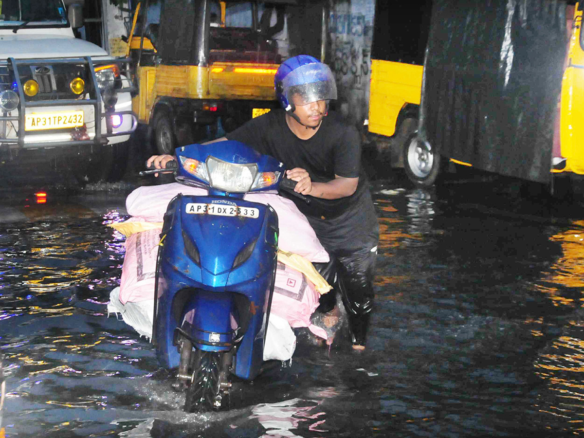 Heavy_20Rain_20in_20Visakhapatnam_20And_20Vijayawada_20Photos__20_284_29.jpg 4
