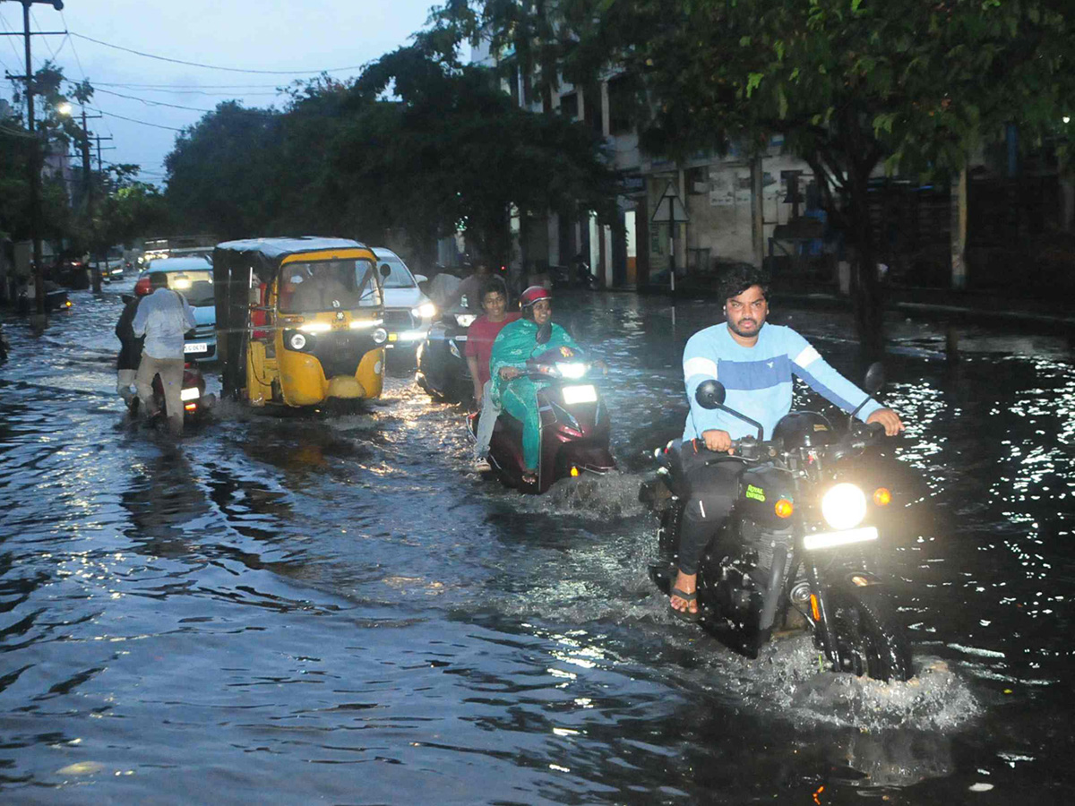 Heavy_20Rain_20in_20Visakhapatnam_20And_20Vijayawada_20Photos__20_285_29.jpg 5
