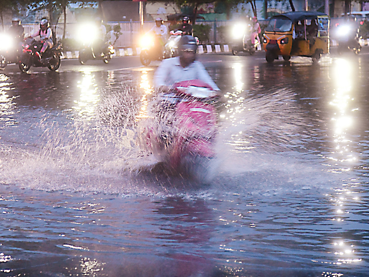 Heavy_20Rain_20in_20Visakhapatnam_20And_20Vijayawada_20Photos__20_286_29.jpg 6