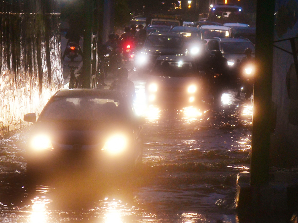 Heavy_20Rain_20in_20Visakhapatnam_20And_20Vijayawada_20Photos__20_288_29.jpg 8
