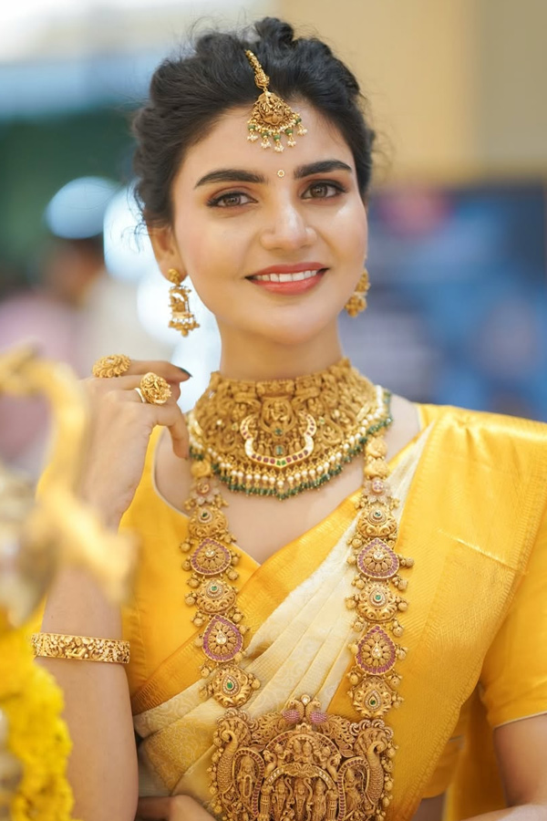 Jabardasth_20Varsha_20Stunning_20Looks_20in_20Traditional_20Attire_20Photos_20_2810_29.jpg 11