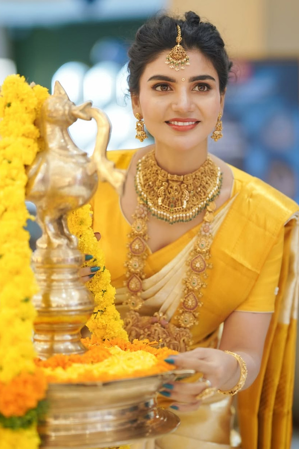 Jabardasth_20Varsha_20Stunning_20Looks_20in_20Traditional_20Attire_20Photos_20_2812_29.jpg 13