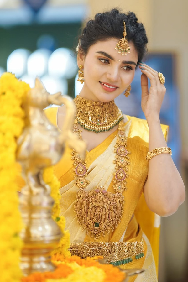 Jabardasth_20Varsha_20Stunning_20Looks_20in_20Traditional_20Attire_20Photos_20_2814_29.jpg 15