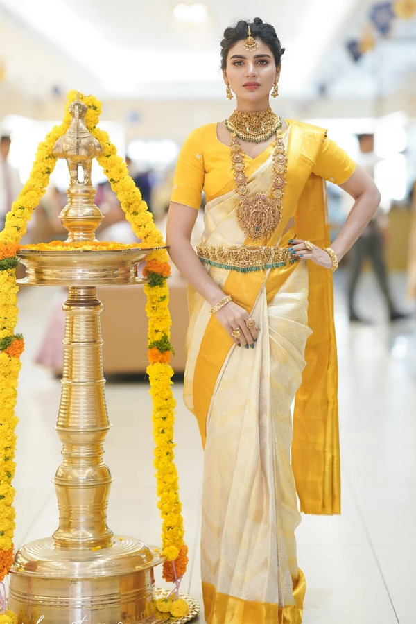 Jabardasth_20Varsha_20Stunning_20Looks_20in_20Traditional_20Attire_20Photos_20_281_29.jpg 2