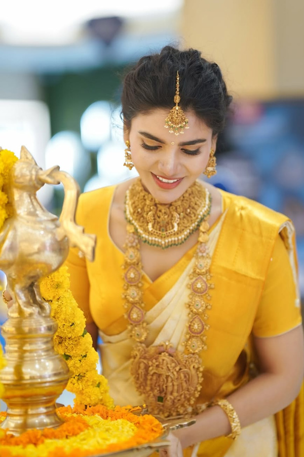 Jabardasth_20Varsha_20Stunning_20Looks_20in_20Traditional_20Attire_20Photos_20_283_29.jpg 4