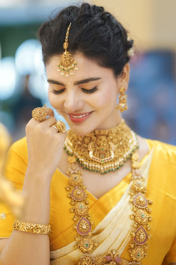 Jabardasth_20Varsha_20Stunning_20Looks_20in_20Traditional_20Attire_20Photos_20_285_29.jpg 6