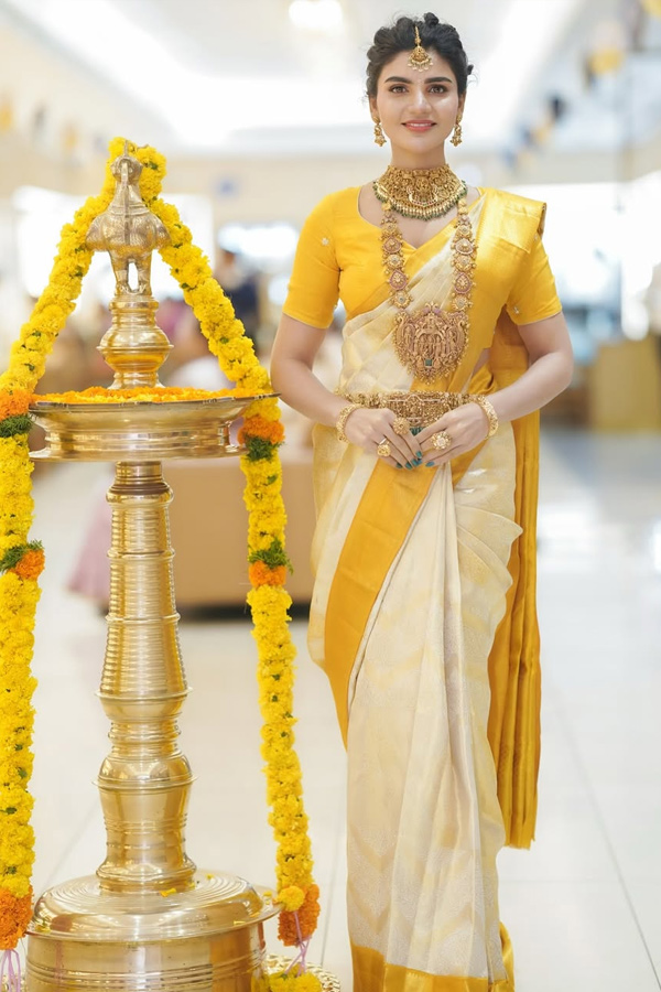 Jabardasth_20Varsha_20Stunning_20Looks_20in_20Traditional_20Attire_20Photos_20_286_29.jpg 7