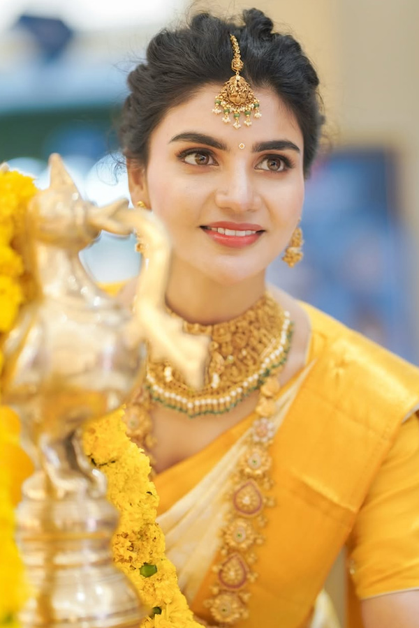 Jabardasth_20Varsha_20Stunning_20Looks_20in_20Traditional_20Attire_20Photos_20_287_29.jpg 8