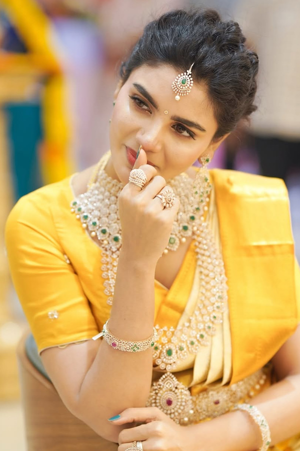 Jabardasth_20Varsha_20Stunning_20Looks_20in_20Traditional_20Attire_20Photos_20_289_29.jpg 10