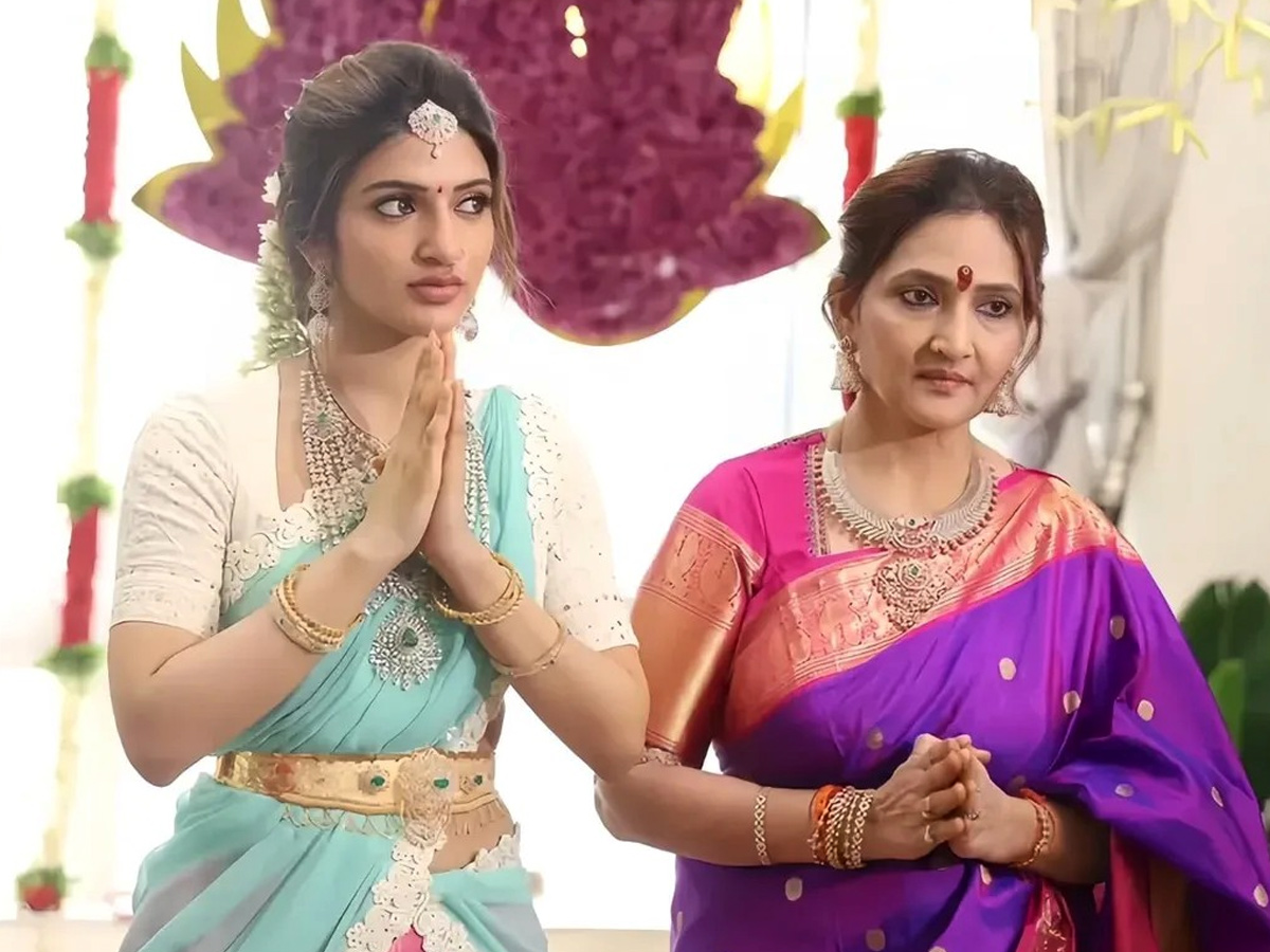 Actress_20sreeleela_20Perform_20Puja_20with_20Mother_20Photos_20Viral_20_283_29.jpg 4