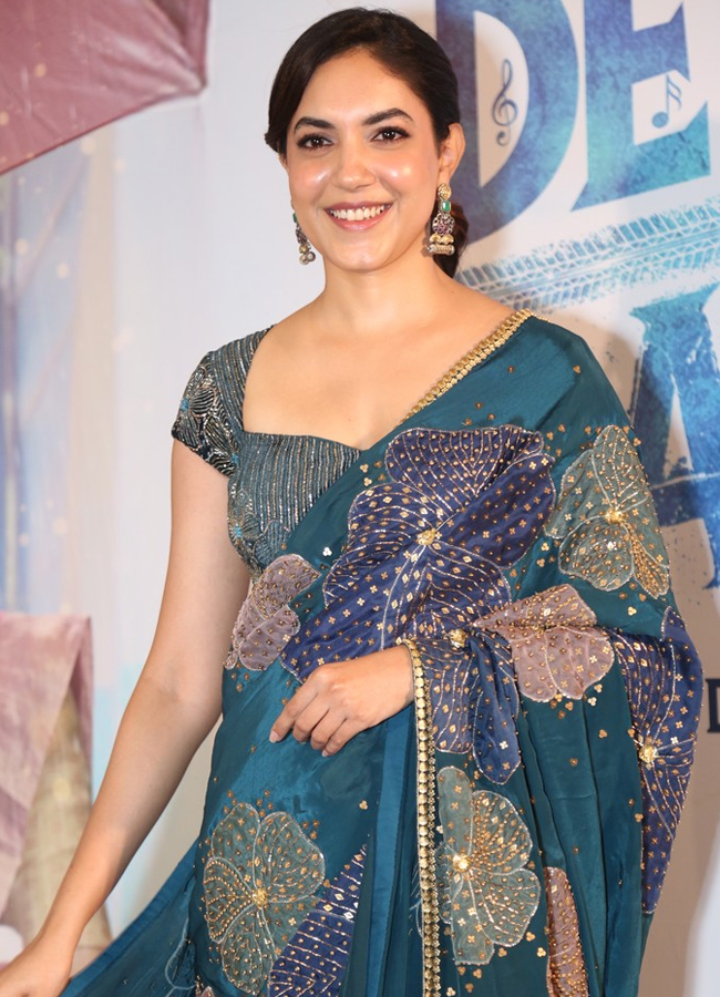 Devi_20and_20devika_20pressmeet15.jpg 15